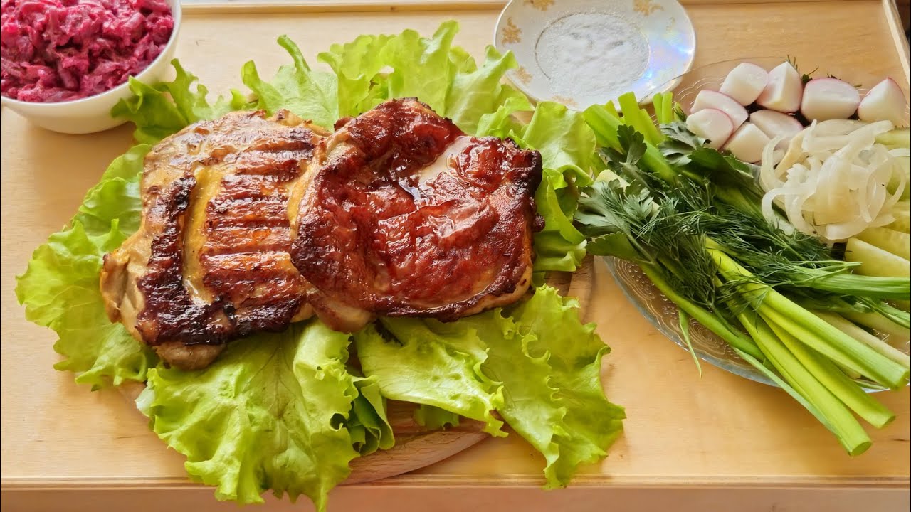 Мукбанг! Окорока куриные запеченные без кости, салат из свеклы, свежие овощи и зелень.