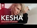 Capture de la vidéo Kesha Discusses The Creative Process Behind Her Vulnerable New Album 'Gag Order' & More!