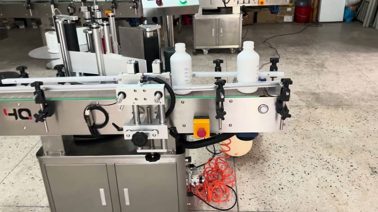 Orienting labeling machine for plastic bottles 