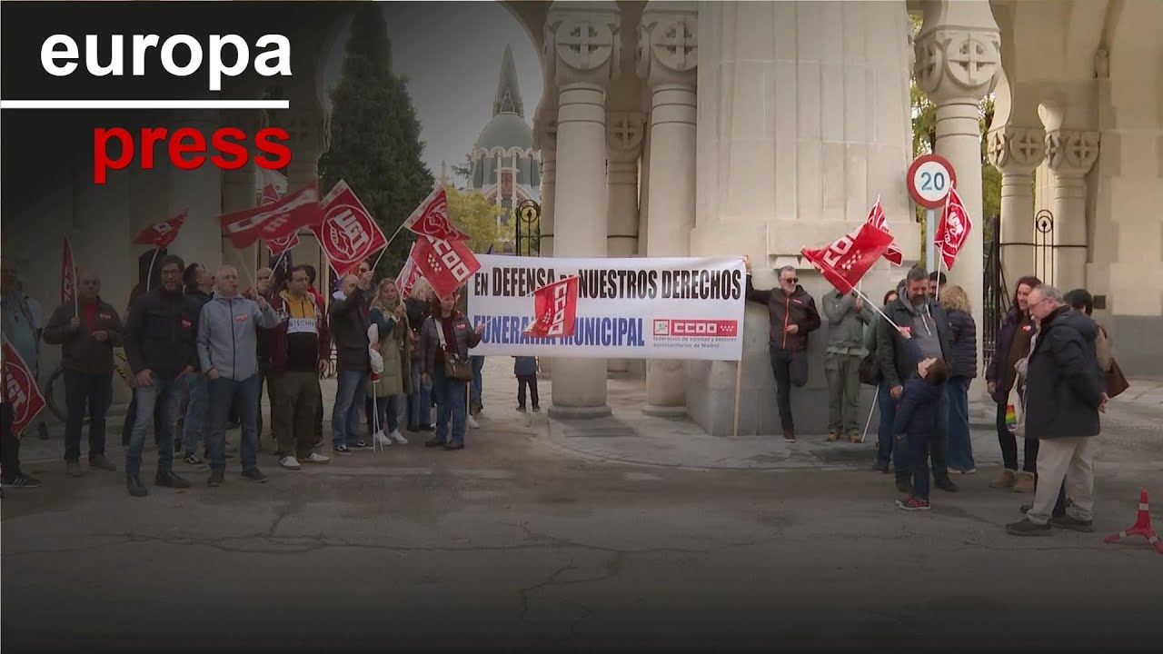 Trabajadores de funeraria municipal se concentran el Día de Todos los Santos en el cementerio