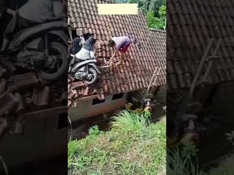 niat ngabuburit malah nyangkut di atap rumah warga               #video #viral #youtubeshorts #fyp