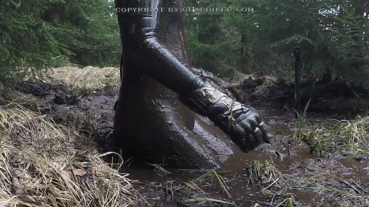 Schlamm Spielen mit Neoprenanzug