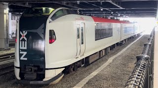 塗装変更入場２０本目…【E259系Ne004編成  OM入場回送（塗装変更）】回送電車として残雪残る大宮駅13番線に停車中のE259系ｸﾗNe004編成を観察する動画！（回8895M）2024.2.6