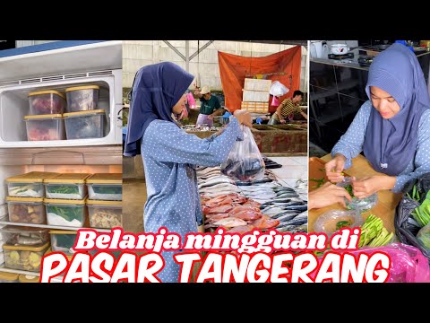 Belanja dan cek harga sayuran di pasar