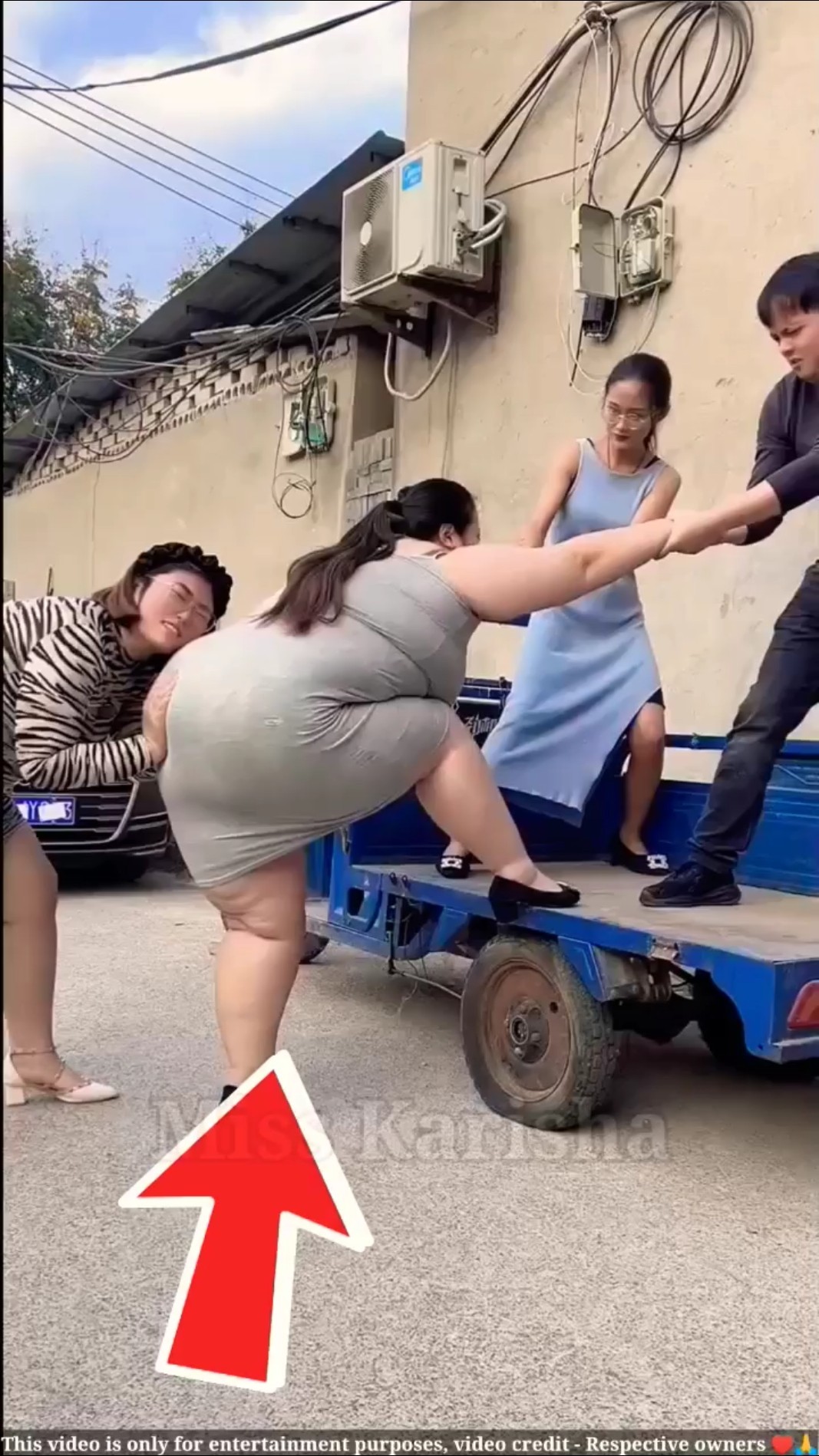 लड़की गाड़ी की मजबुती check करती है || strongest vehicle #shortsvideo