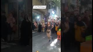 رقص دختر جوان و یک پیرمرد در بازار تهران با آهنگ‌ساسی مانکن