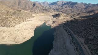 Pista aterrizaje de Ovnis fondo de embalse