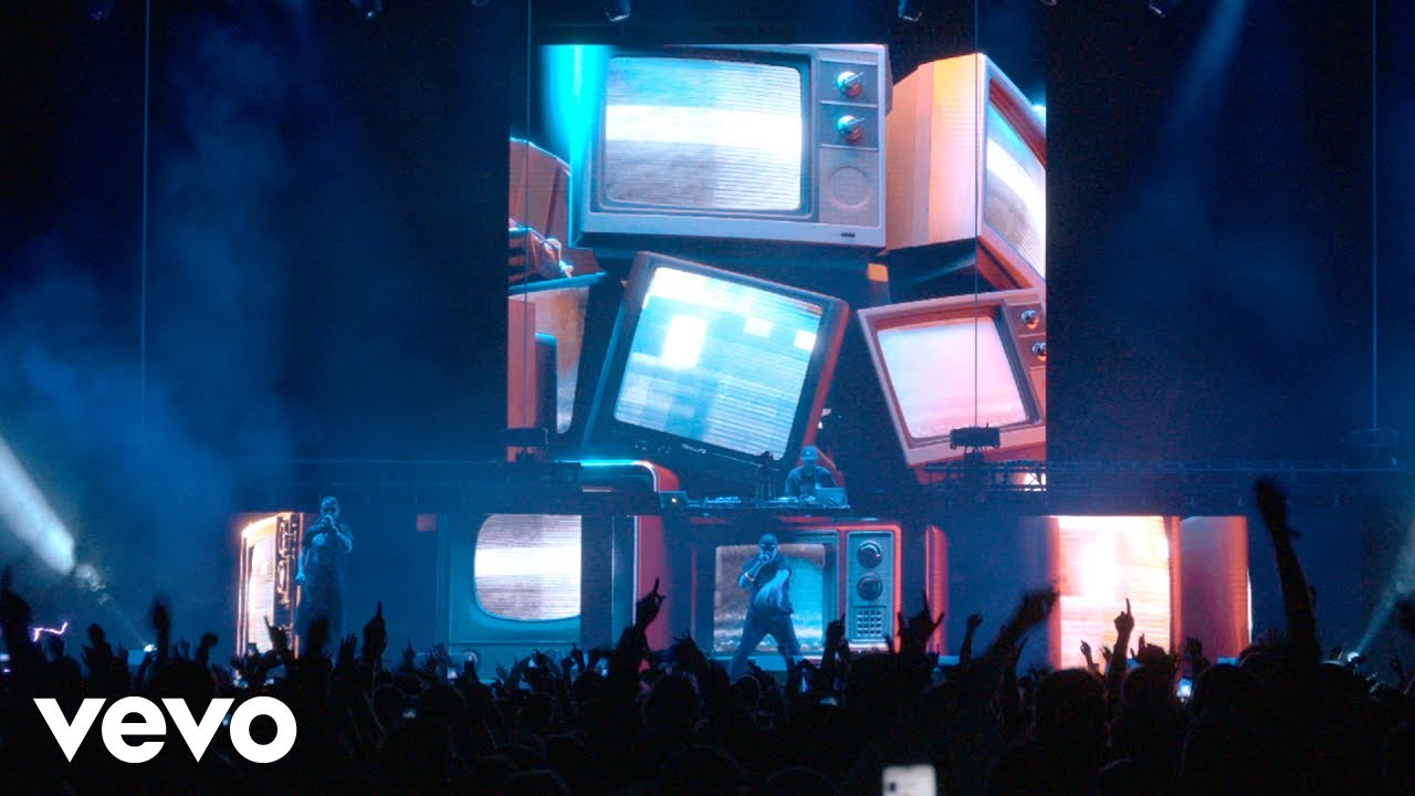 Watch Los Chikos del Maíz - Intro + La Estanquera de Saigón (Wizink Center) on YouTube Watch Los Chikos del Maíz - Intro + La Estanquera de Saigón (Wizink Center) on YouTube