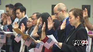 Video: 20 people from 10 countries become U.S. citizens at naturalization ceremony at City Hall