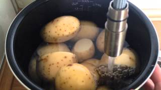 Как варить картошку — пошаговый видео рецепт / How to boil potatoes video recipe(Как быстро и просто сварить вкусную картошечку, сколько воды наливать в кастрюлю, как долго нужно варить..., 2015-08-06T09:04:30.000Z)