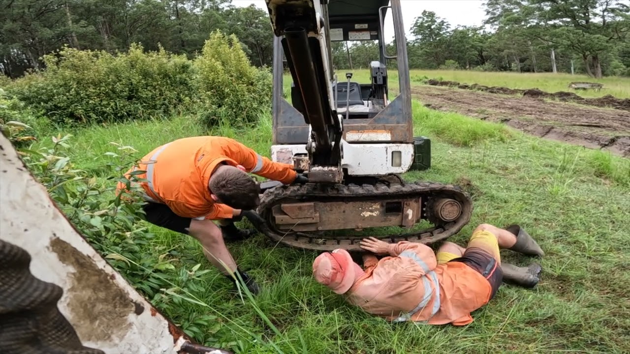 How to put a rubber track back on a mini excavator   4K