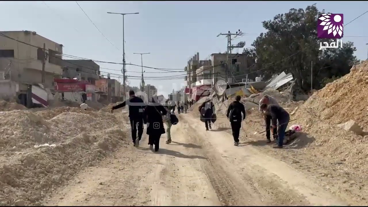 جانب من إخلاء الأهالي لبعض المقتنيات من منازلهم المهددة بالهدم في مخيم نورشمس.