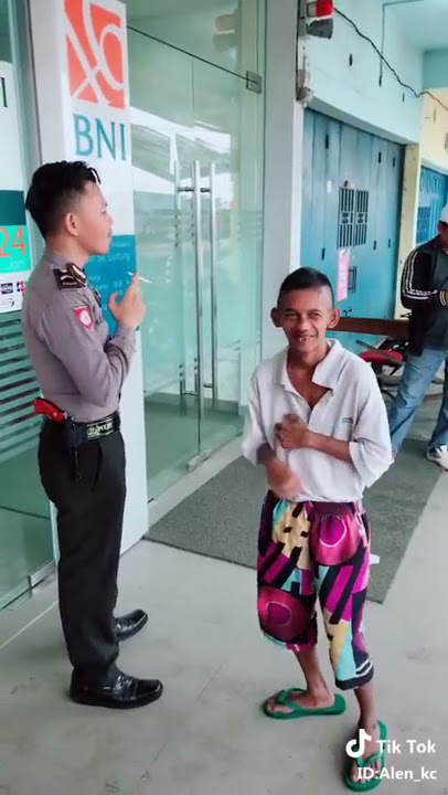 Orang gila goyang di depan posisi lagu syantik