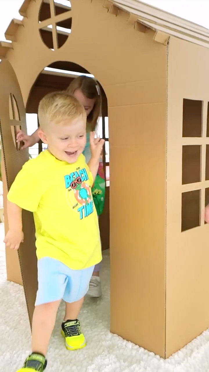 Oliver and Dad build a Сardboard House