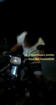 Ra duwe duit X lagi syantik  ( pria ini di duga frustasi..bikin ngakak..wkwk)