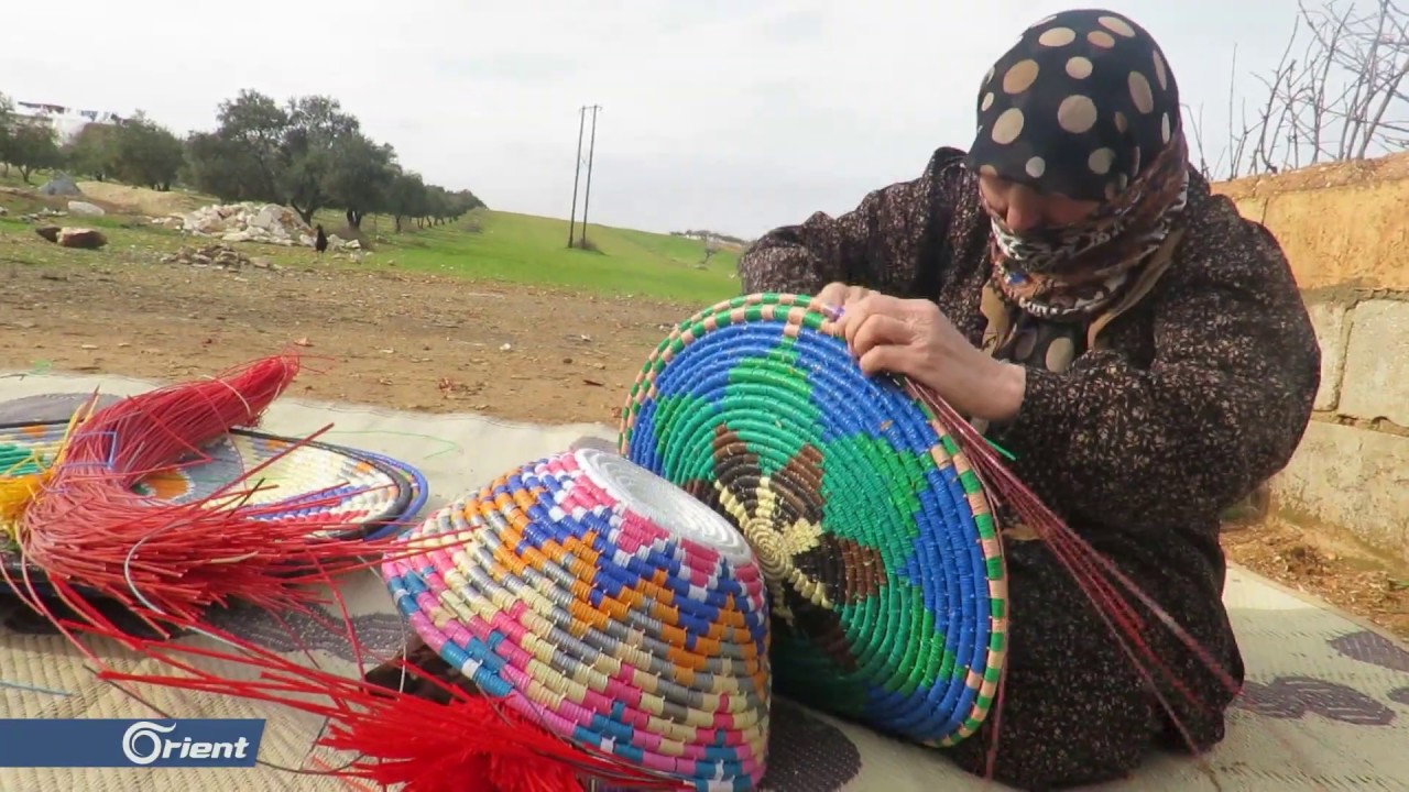 أطباق البلاستيك الملون حرفة على وشك الاندثار