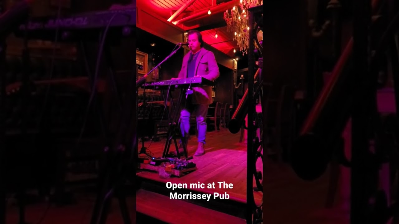 Singing at The Morrissey Pub, Vancouer, BC 🎤🎹🎶