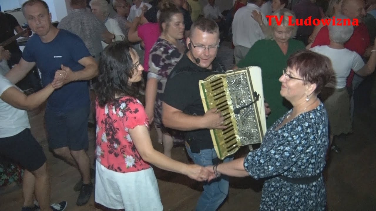 Młody akordeonista wzięty w KÓŁECZKO i TO jest beztroska spontaniczna ZABAWA !