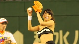 久松郁実、水着で始球式！“ノーバン”ならず