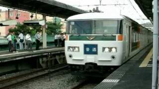 JR東日本 185系(伊東行普通電車)と、E231系東京行 戸塚駅を出発