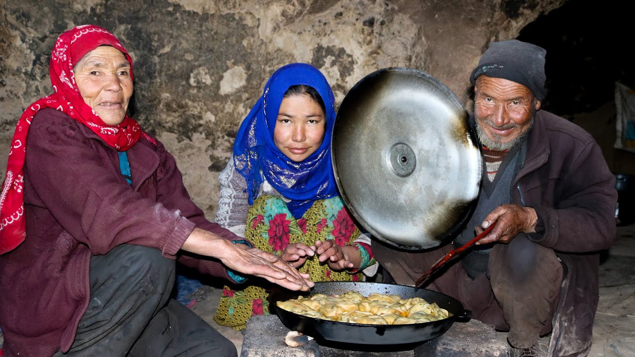 Old Lovers Cooking Afghan Delicious Mantu in a cave | Village life Afghanistan