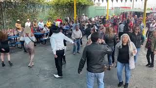 Así se baila y se goza en la pulga de Oakland CA