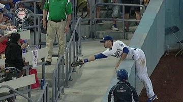 STL@LAD: Ethier leans over the wall for a great catch