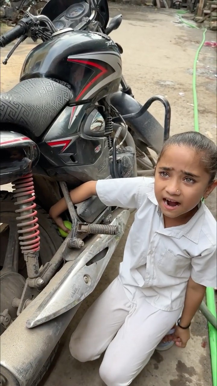 bacchi ka bike me hath fas gya??? #shorts #emotiona #youtubeshorts #short