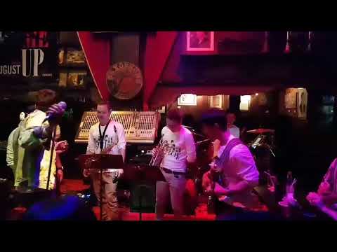 May Patcharapong Bass Solo With Absoulute Band Live Saxophone Pub