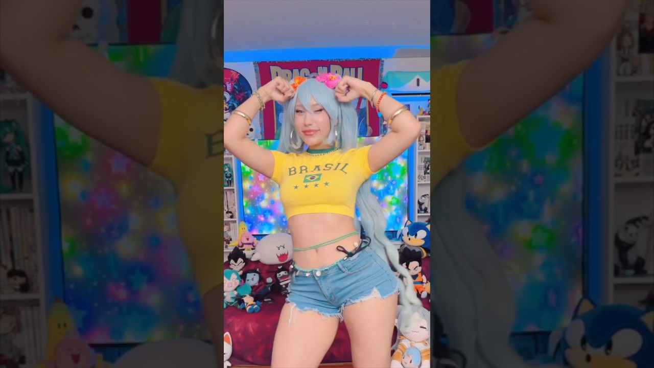 Should I stay or should I go? 😳 #anime #cosplay #youtubeshorts