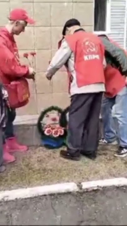 🧣Приём в партию и возложение гвоздик к подножию памятника вождю ...