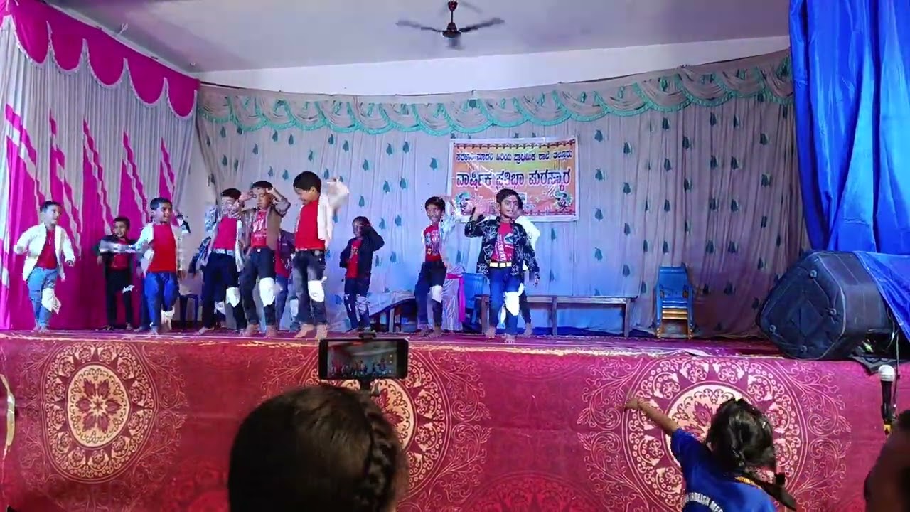 ಸರಕಾರಿ ಹಿರಿಯ ಮಾದರಿ ಪ್ರಾಥಮಿಕ ಶಾಲೆಯಲ್ಲಿ ಪುಟ್ಟ ಮಕ್ಕಳ ನೃತ್ಯ 