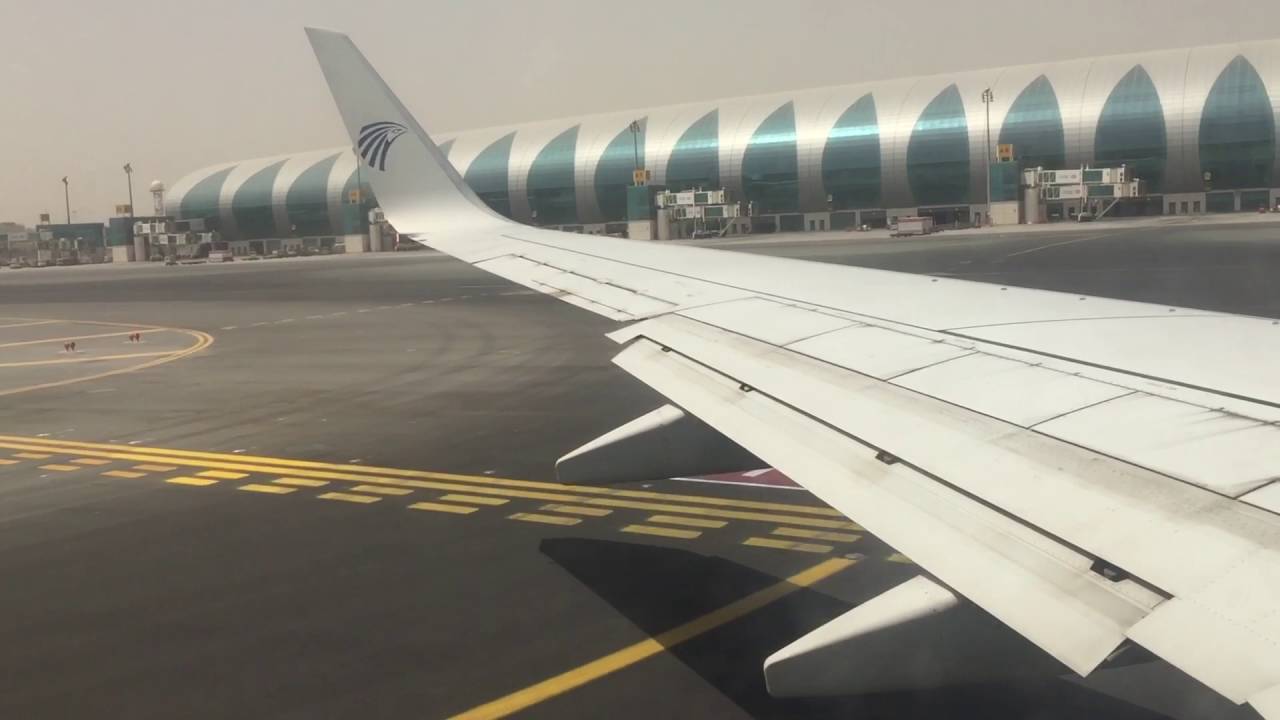 Dubai Airport هبوط طائرة مصر للطيران بمطار دبي الدولي و دبي من اعلى