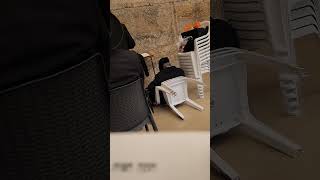 שומרי החומות. צדיק נסתר בוכה על השכינה כל לילה בכותל. כל לילה! לפחות שלושים שנה ברצף! אשריכם ישראל!