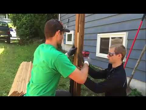 gartenzaun-selber-bauen---sichtschutz-zaun-aus-holz-aufstellen---holzzaun-im-gar