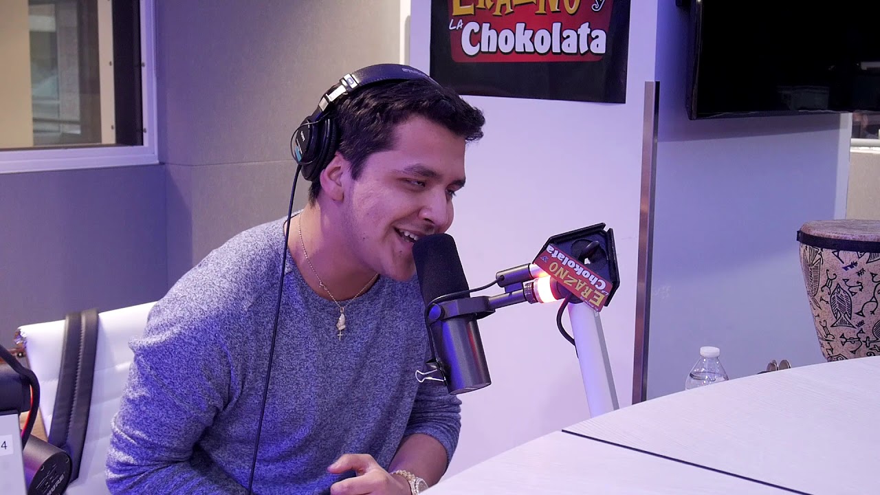 Christian Nodal hace llorar a una fan