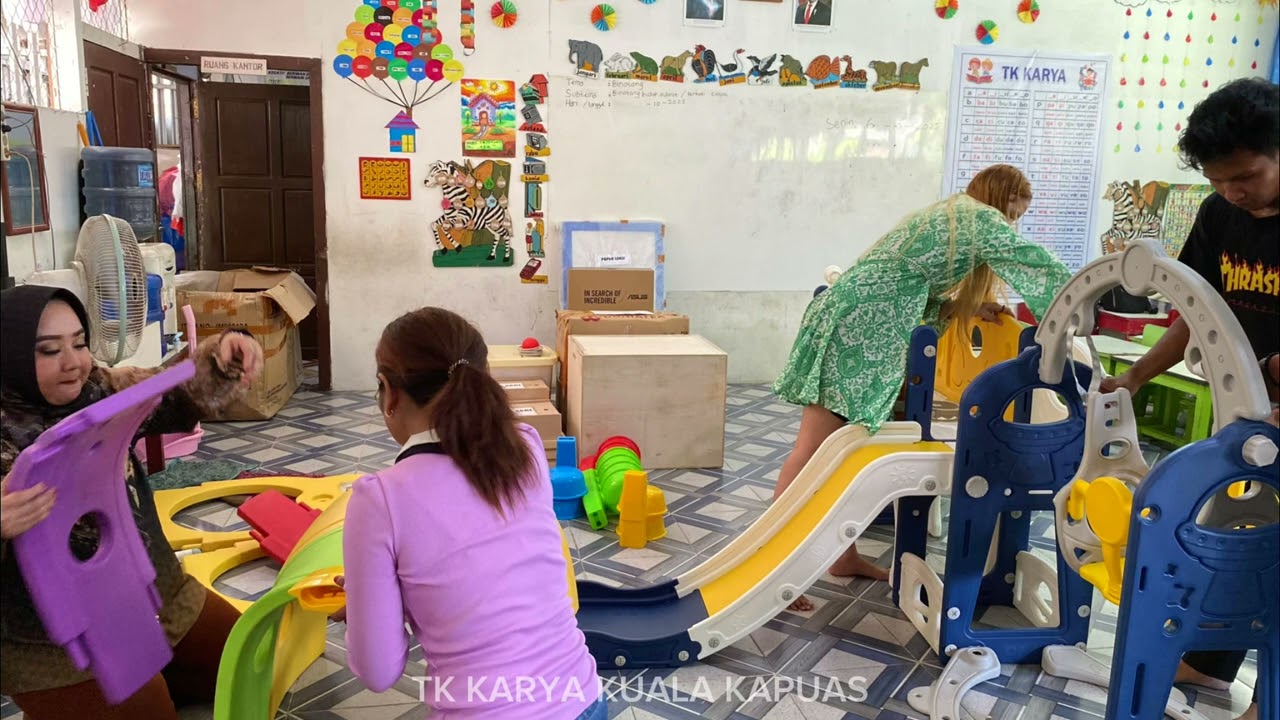 Bantuan APE, Buku Bacaan & Laptop  dr Disdik bersama CV.MITRA KAPUAS BERSINAR