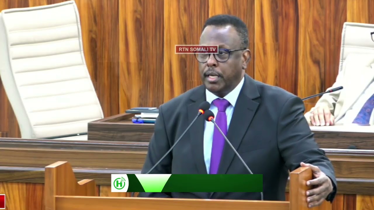 Wasiirka Cadaalada iyo Dastuurka Xasan Macalin oo Baarlamaanka uga mahadceliyey Ansixinta Dastuurka.