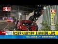 騎士失控撞汽機車 重機"空中翻轉"高掛圍籬  騎士過彎失控撞汽機車 重機高掛圍籬.人倒地│記者 張裕坤 江濬禓｜三立新聞LIVE