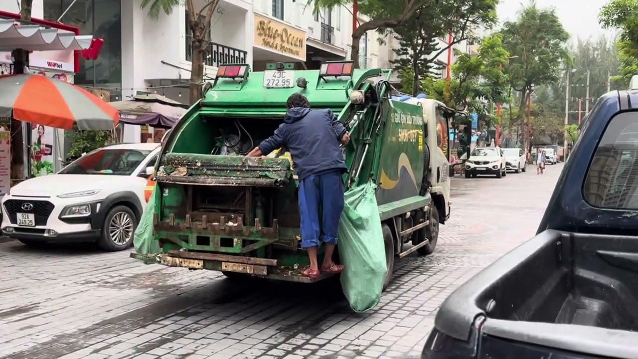 Garbage Collection in the Country of Vietnam 🇻🇳