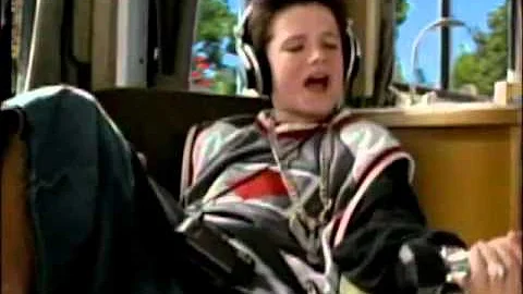 Josh Hutcherson cantando.
