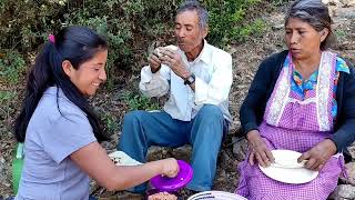 le llevo de comer a mis papás al campo, mientras trabajan la tierra para sembrar