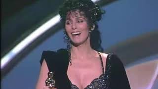Cher recibe de Paul Newman el Oscar a la Mejor Actriz en 1988 por "Hechizo de luna"