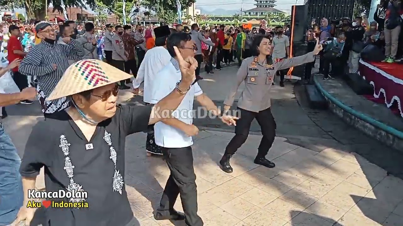 Semua Orang Bergembira Menari Gugur Gunung HUT Bhayangkara ke 76 di Alun-alun Kota Magelang