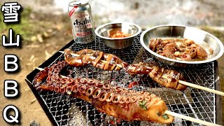 【雪山BBQ】10年に一度の異常気象‼雪の降る極寒の山で漬け込み巨大タコとイカの串焼きBBQ‼