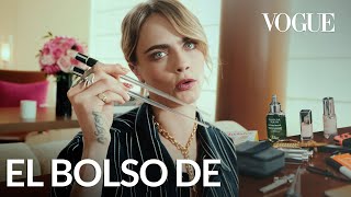 Cara Delevigne y el auténtico universo dentro de su bolso |El bolso de| Vogue México y Latinoamérica