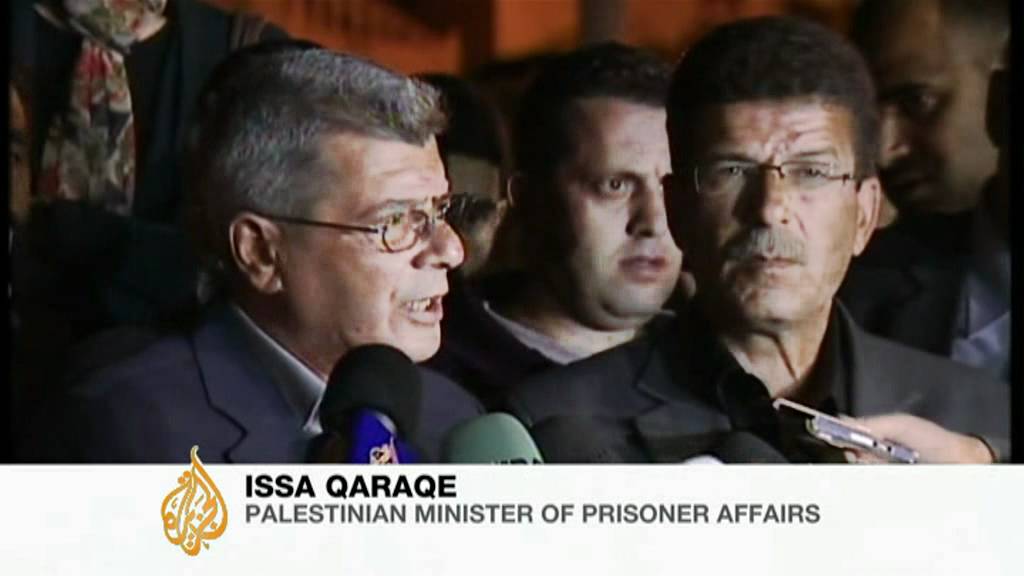 الفلسطينيون يحتفلون بانتهاء الإضراب عن الطعام