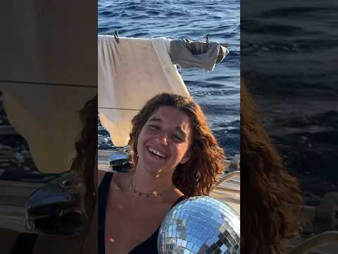 Видео: Девушки на яхте в кругосветке #путешествия #девушка