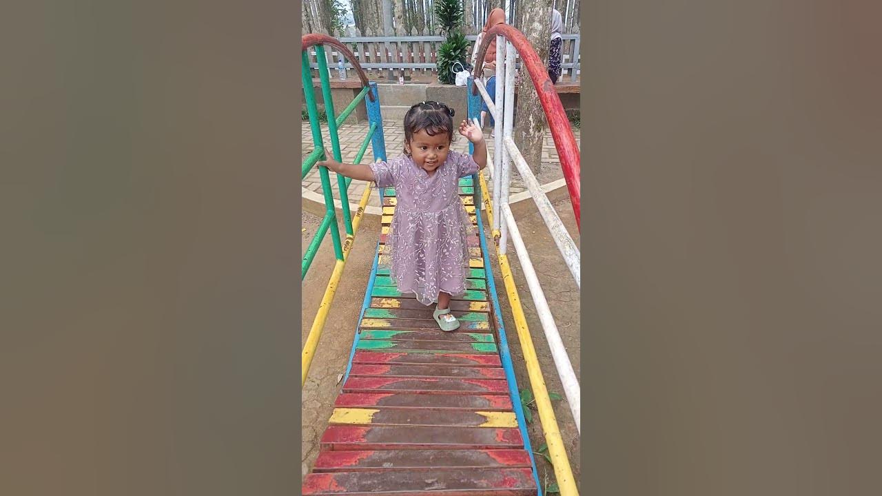 #Afika berjalan dijembatan Gantung mini - YouTube