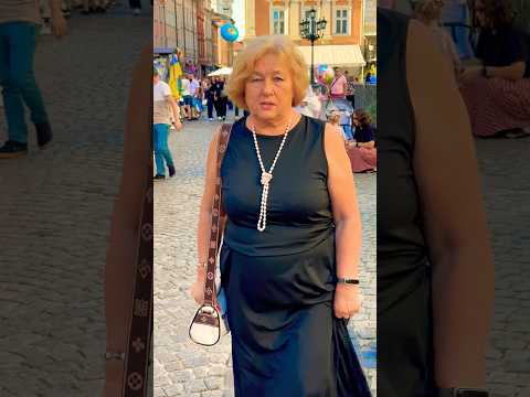 Жінка має гарний вигляд. Львів мода, центр. #львівплощаринок